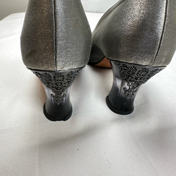 Salvatore Ferragamo Elegant Silver Women's Heels w/lace design (Size  7 1/2) - Picture 4 of 8